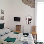 Miracoletti38 Гостевой дом Неаполь